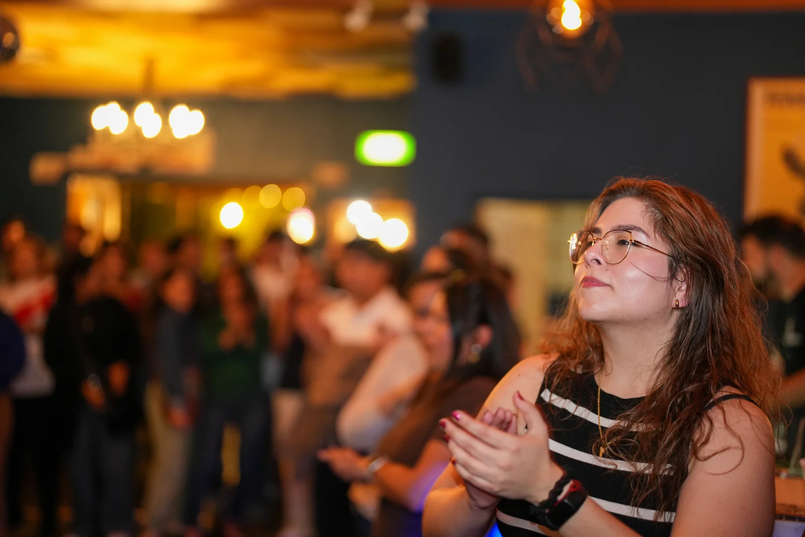 A participant listening during Canción Criolla.