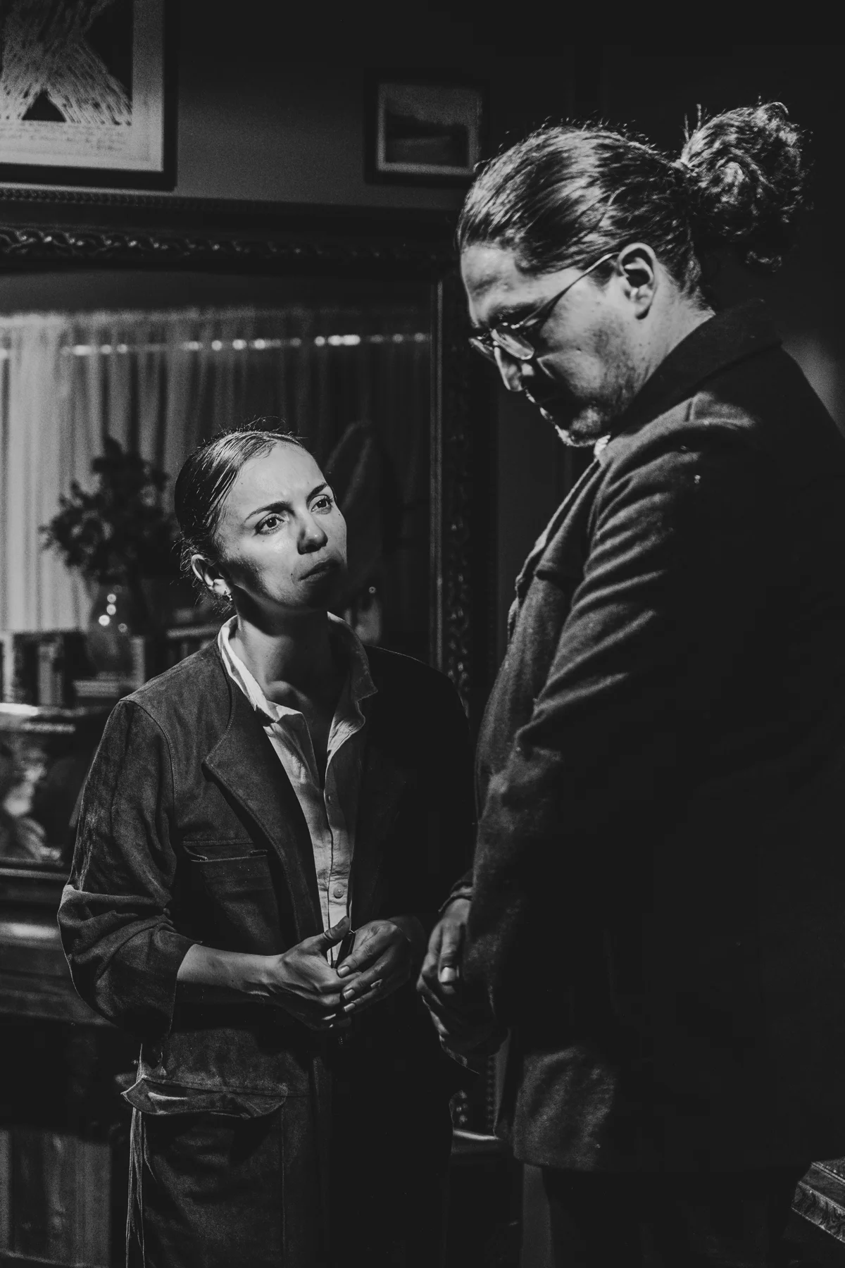 Two performers in a scene from De Par en Par, in black and white.